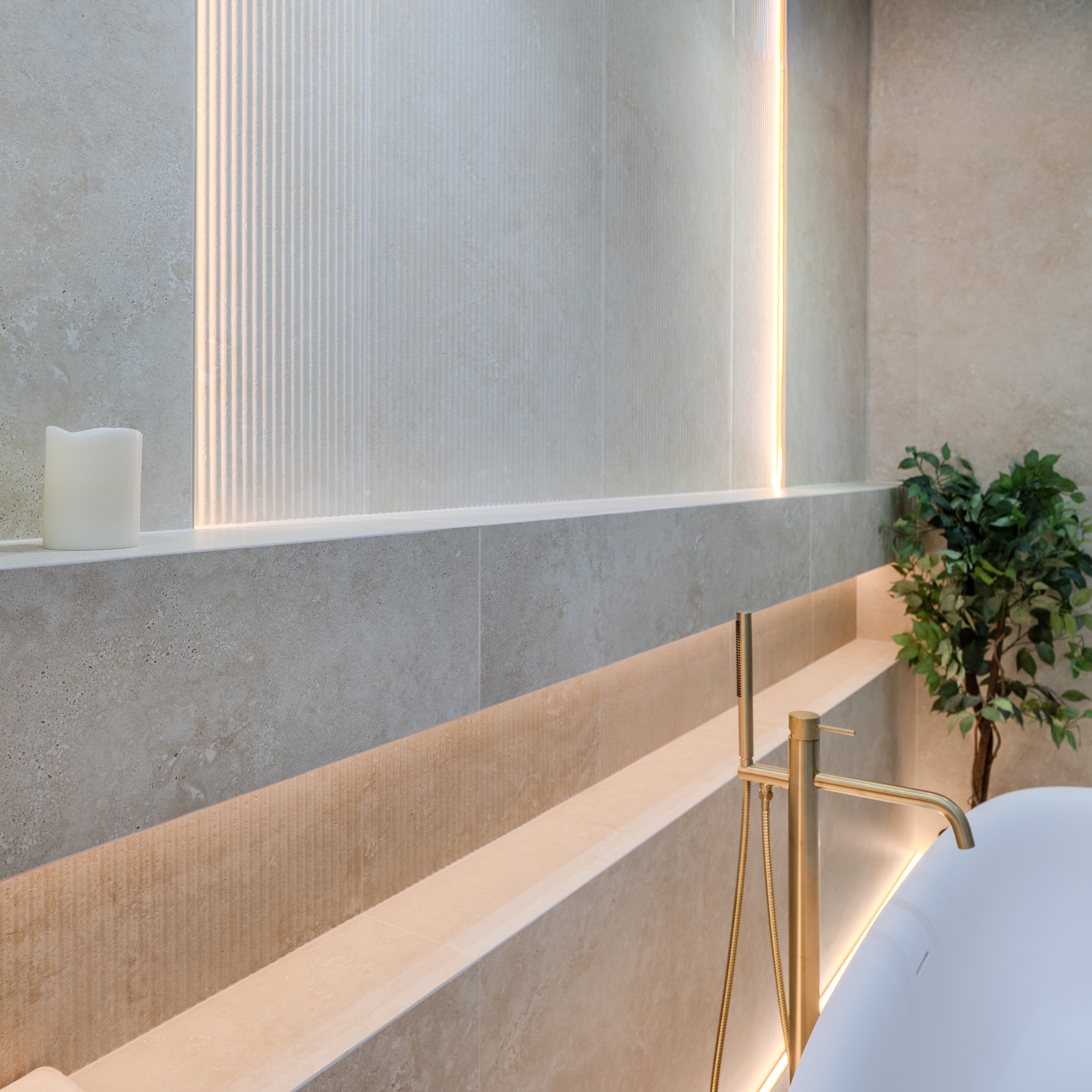 Image of a bathroom display showing the Stonefell Ripple White classic and decor tile