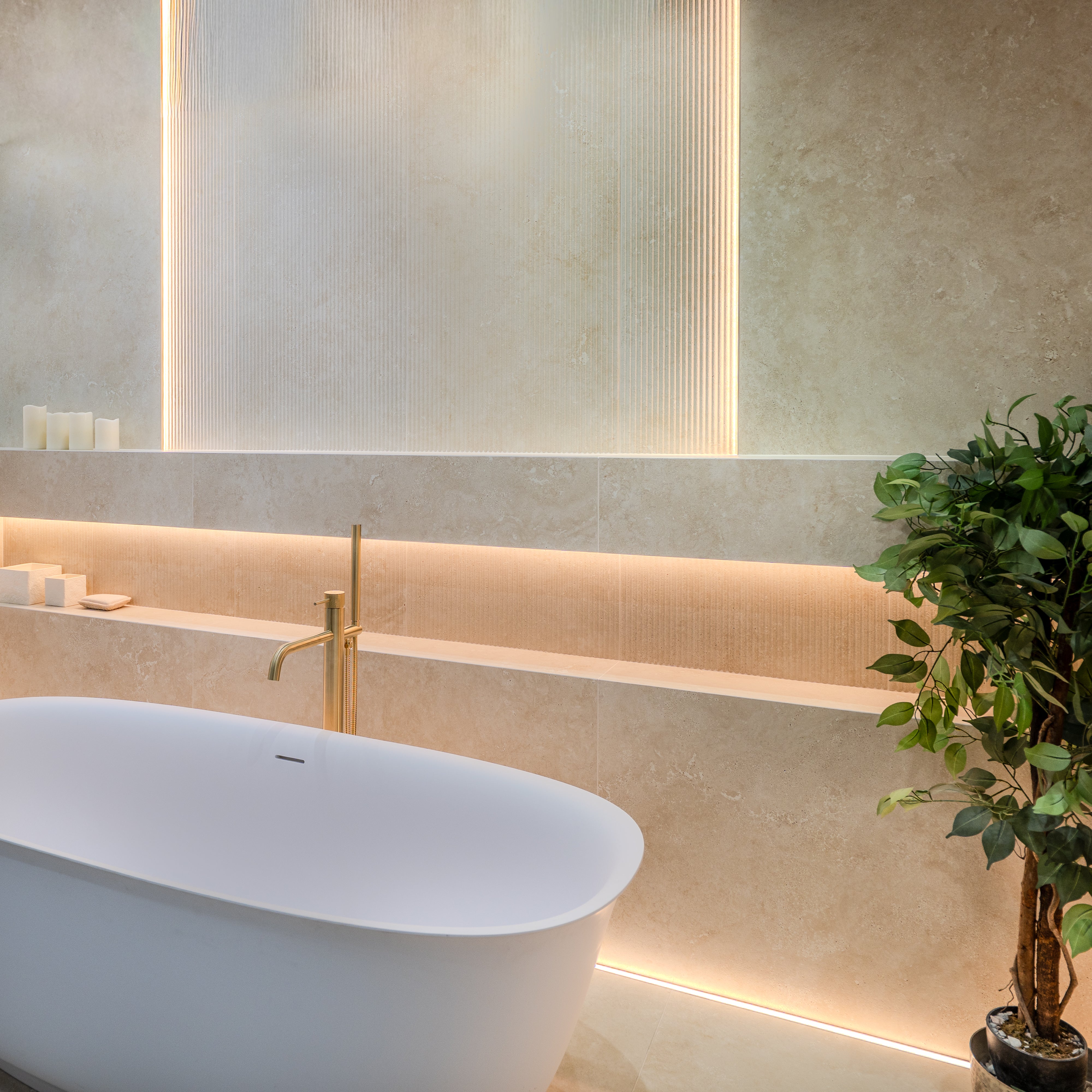 Image of a bathroom display showing the Stonefell Ripple White classic and decor tile