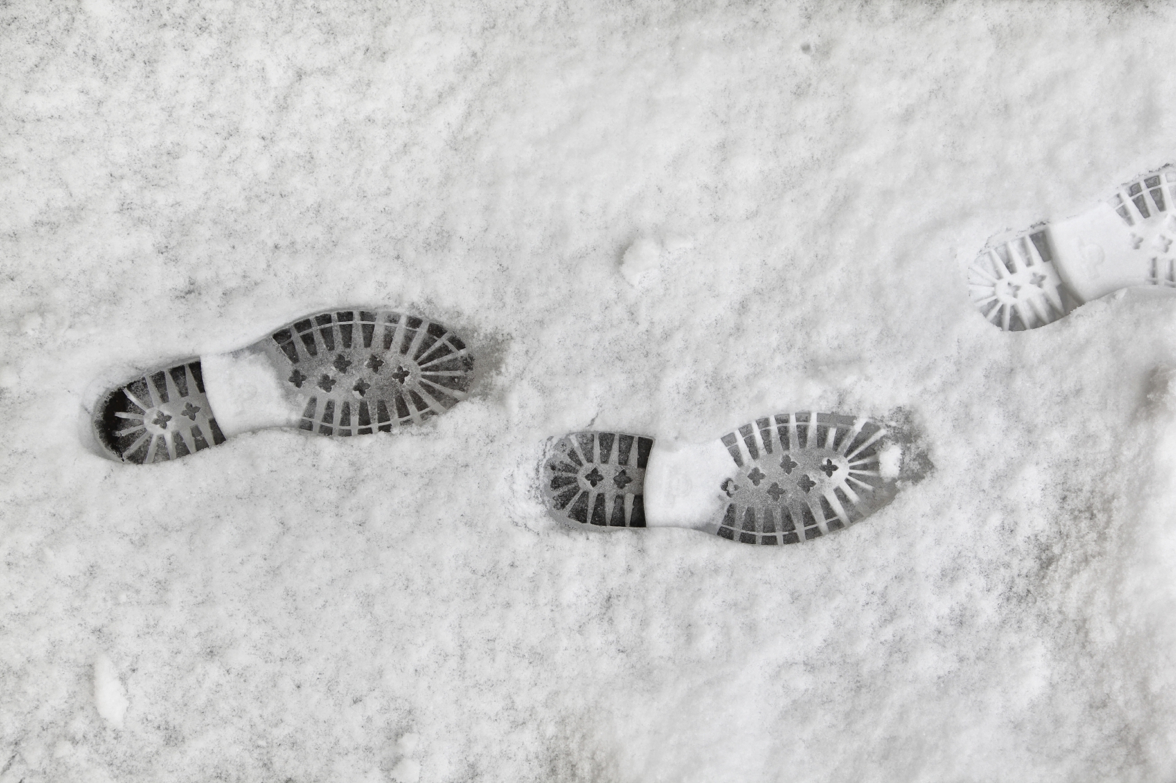 Остаются лишь следы. Фотоснимок следов обуви дорожка. Следы ботинок на снегу. След обуви криминалистика. Следы ног криминалистика.