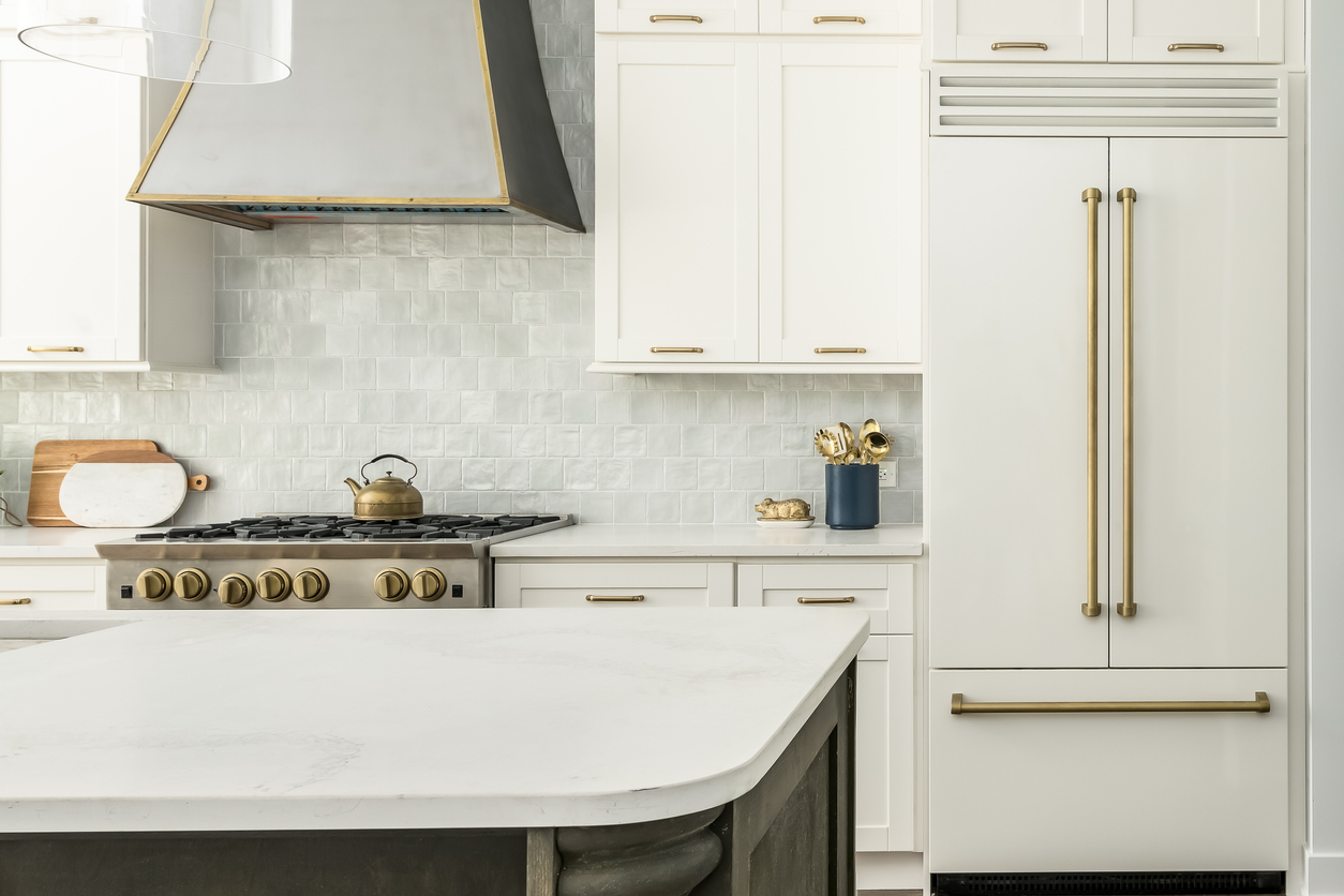 white and gold modern kitchen