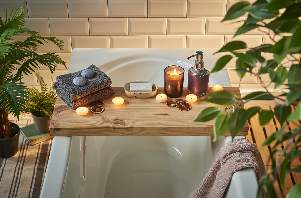 Cosy bath with candles and plants