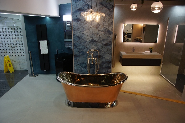 Freestanding bathtub in roccia showroom